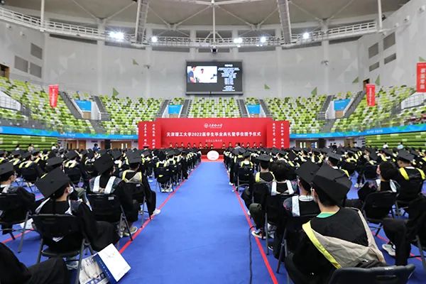 8181801威尼斯举行2022届学生毕业典礼暨学位授予仪式