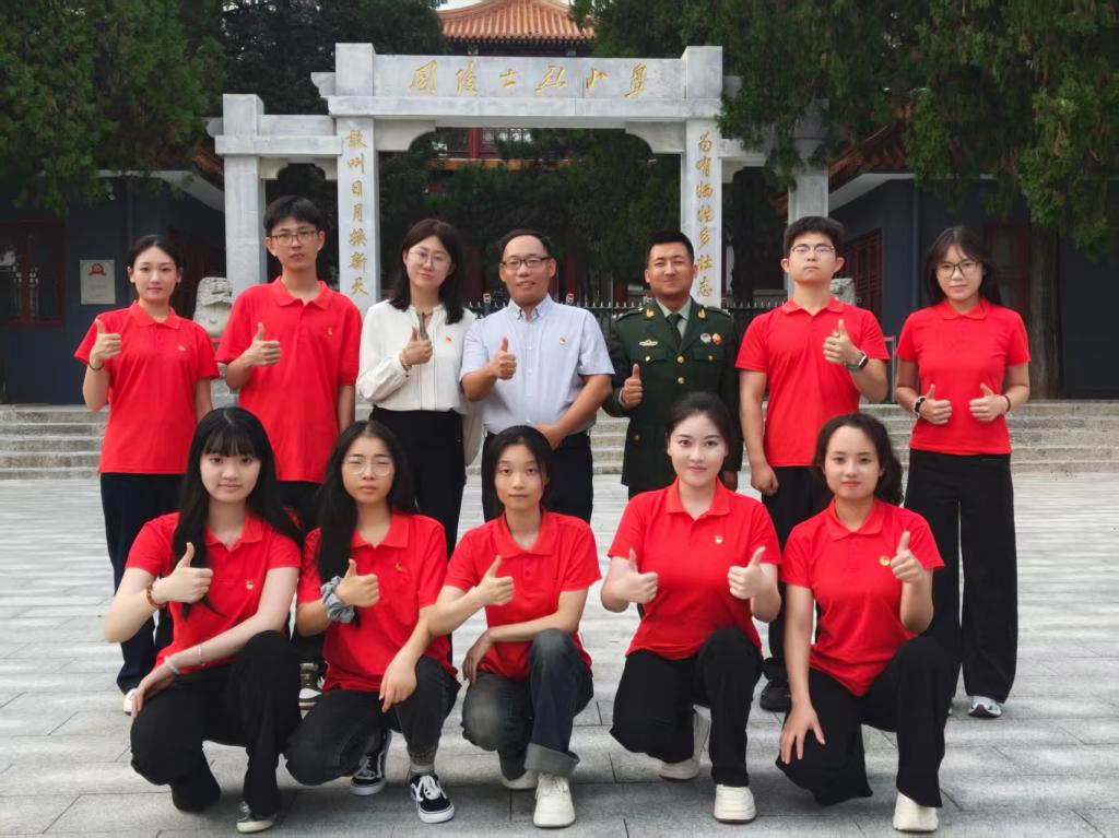 学校组织师生赴盘山烈士陵园开展思政实践研学