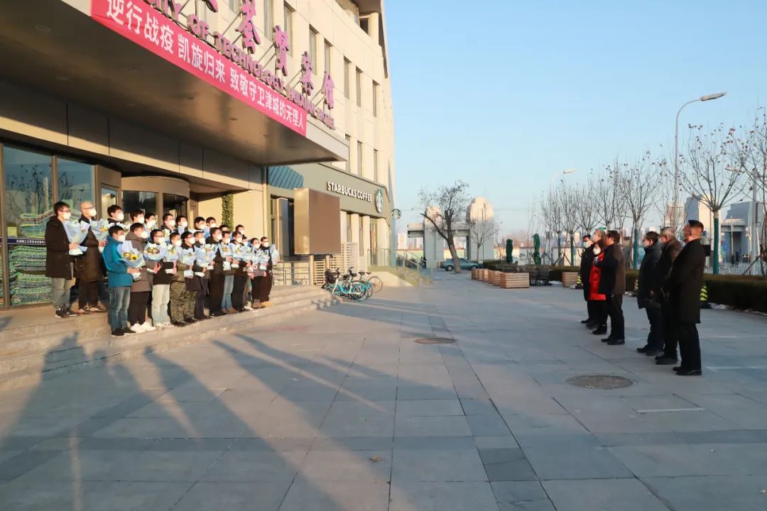 威尼斯官网23名驰援津南抗疫干部教师凯旋