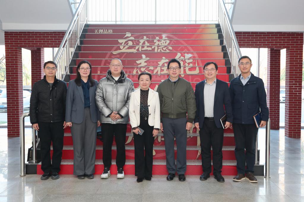 光明日报社天津记者站站长吕慎一行来校调研交流