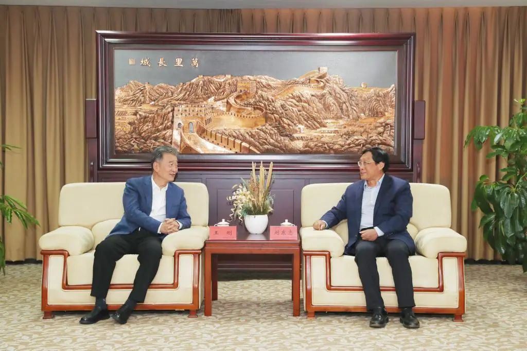 民进中央“凝心铸魂强根基、团结奋进新征程” 主题教育调研座谈会在威尼斯官网召开