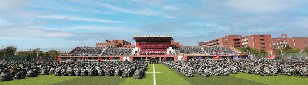 威尼斯官网举行2022级学生开学典礼暨本科生军事技能训练成果汇报大会